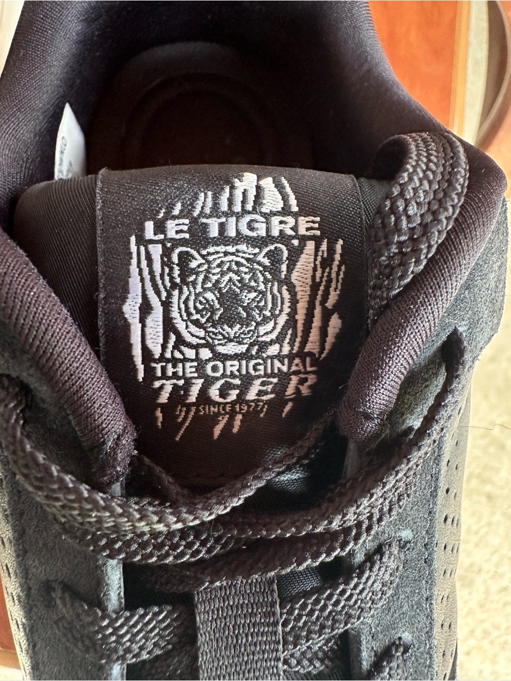 Le Tigre Women’s Black Suede Low-Top Platform Sneakers with Cream Sole Accents - Picture 6 of 8